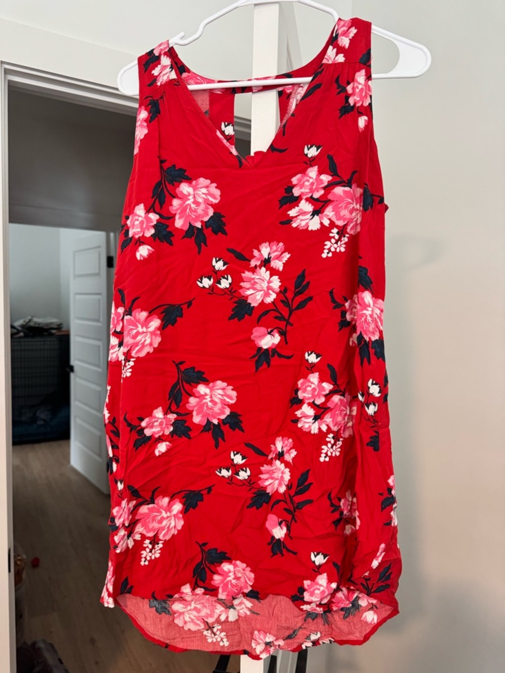 Old Navy Red Floral V-Neck Sleeveless High-Low top